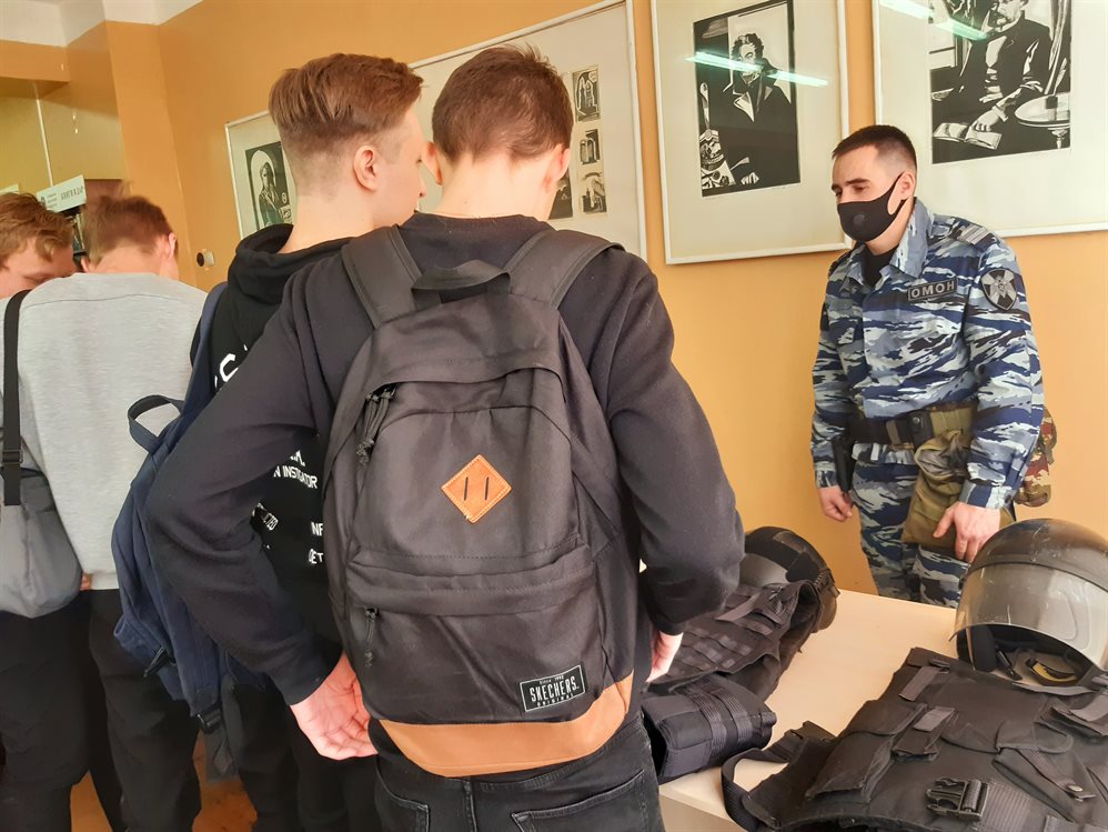 Студентов Ульяновского техникума питания и торговли одели в экипировку ОМОН