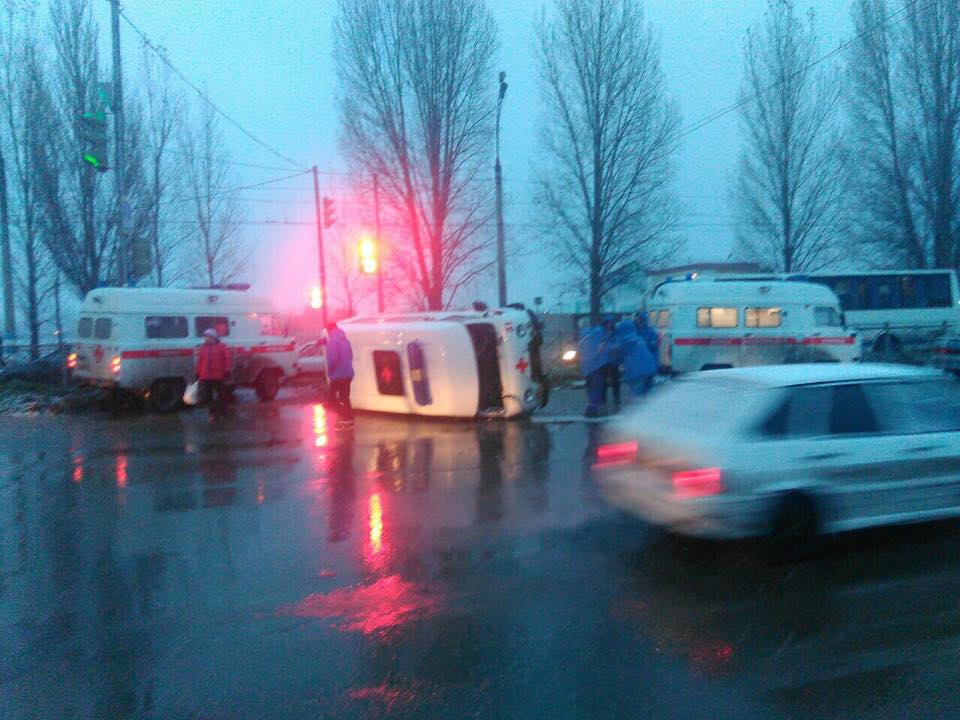 Скорая ульяновск. Авария со скорой в Ульяновске. Авария со скорой помощью в Ульяновске. В Ульяновске перевернулась скорая.