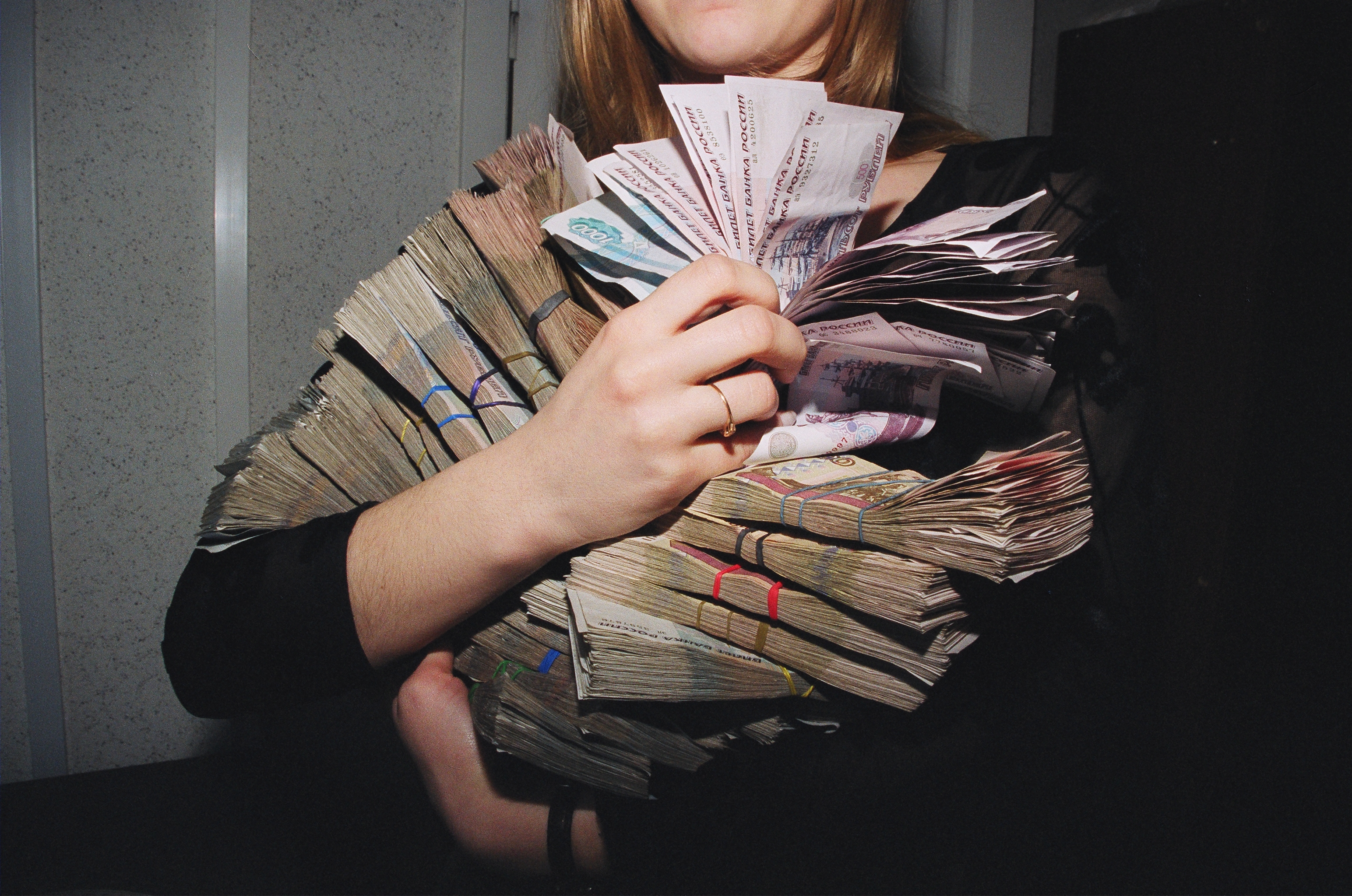 23 млн рублей. Деньги в руках женщины. Пачка денег в женских руках. Миллион рублей в руках. Куча денег в руках.